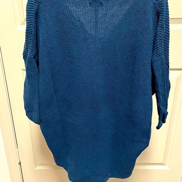 Oversized Express v-neck sweater with 3/4 length sleeves. - Picture 2 of 4